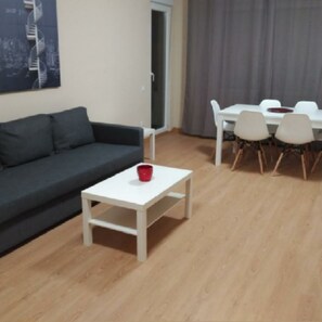 Apartamento, 4 habitaciones, terraza (10 personas) | Sala de estar | Una televisión de pantalla plana, un reproductor de DVD