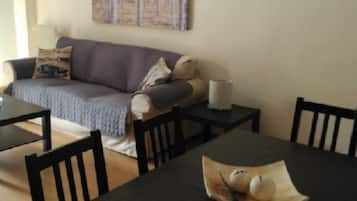 Appartement, 4 slaapkamers, terras (8 personas) | Woonkamer | Een flatscreentelevisie en een dvd-speler