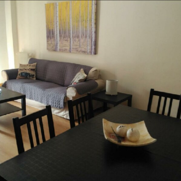 Apartamento, 4 habitaciones, terraza (8 personas) | Sala de estar | Una televisión de pantalla plana, un reproductor de DVD
