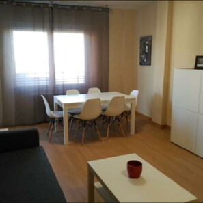Leilighet, 4 soverom, terrasse (10 personas) | Oppholdsrom | Flatskjerm-TV og DVD-spiller