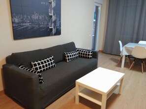 Flat-screen TV, DVD player - Zamora Apartments (Zamora)