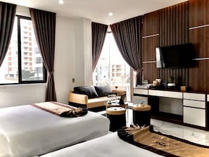 Habitació triple Deluxe | Minibar, escriptori, wifi gratuïta i roba de llit
