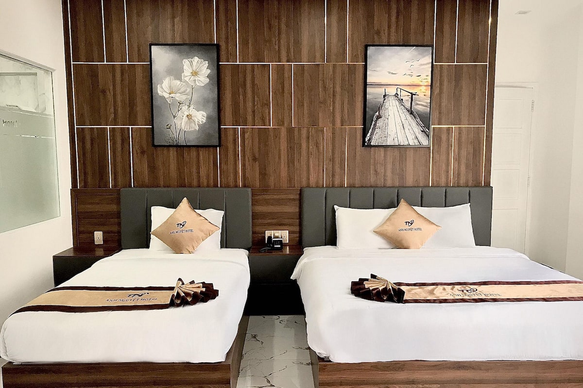 Habitación triple Deluxe | Minibar, escritorio, wifi gratis y ropa de cama