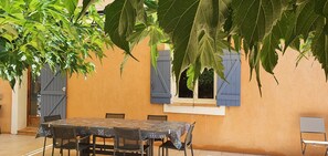 Outdoor dining -  IN PROVENCE, HOUSE WITH LARGE SWIMMING POOL, IN PEACE (Les Arcs)