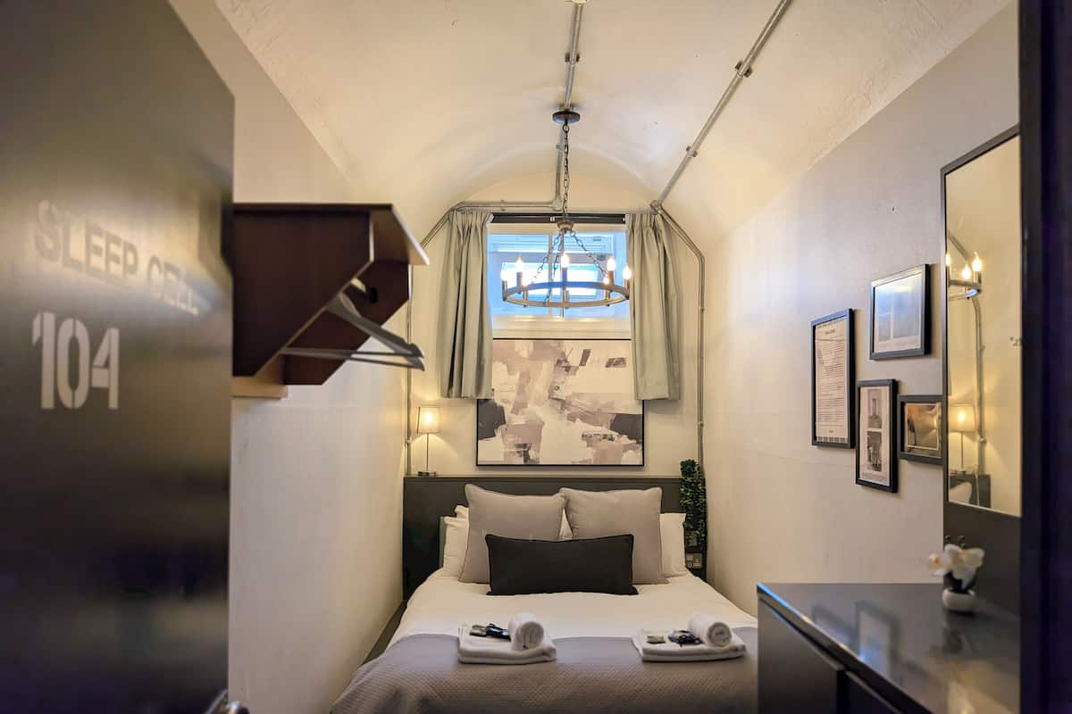 Double Room, Shared Bathroom | WiFi (free), bed sheets