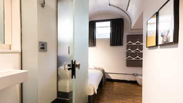 Chambre avec lits jumeaux, salle de bains attenante | Salle de bain | Ensemble douche/baignoire, articles de toilette gratuits, sèche-cheveux