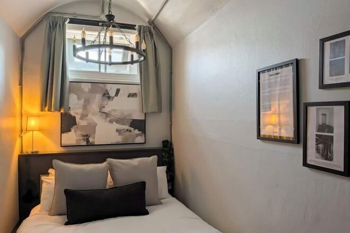 WiFi (free), bed sheets