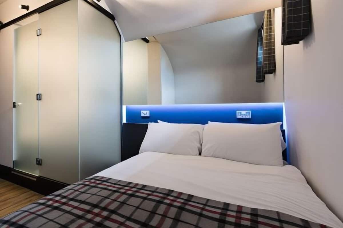 In-room safe, free WiFi, bed sheets