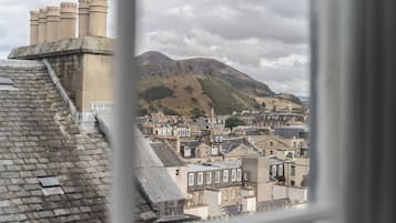 Une vue urbaine avec des bâtiments historiques et une montagne en arrière-plan.
