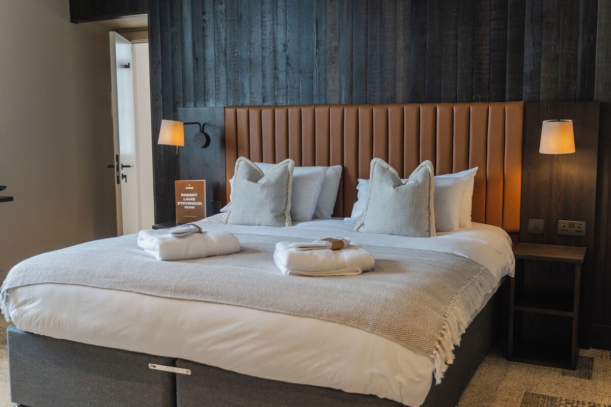 Habitación cuádruple superior, vista a la ciudad | Wifi gratis y ropa de cama 