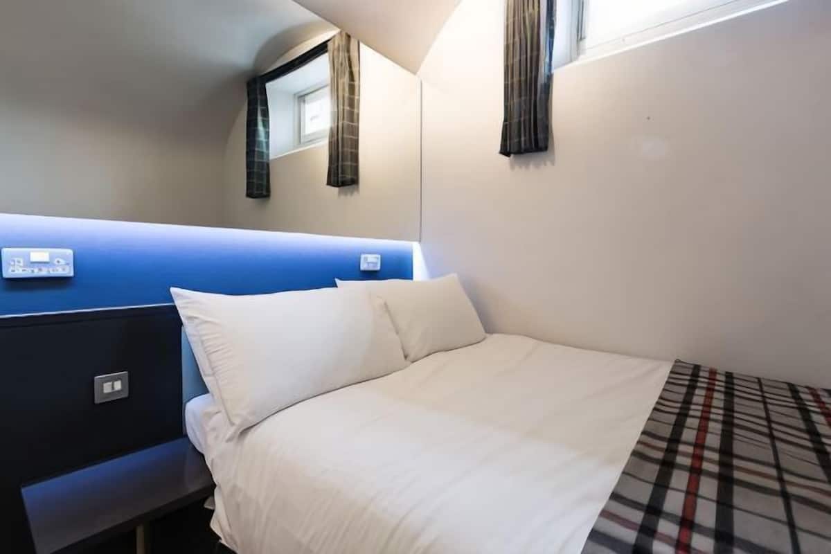 In-room safe, free WiFi, bed sheets