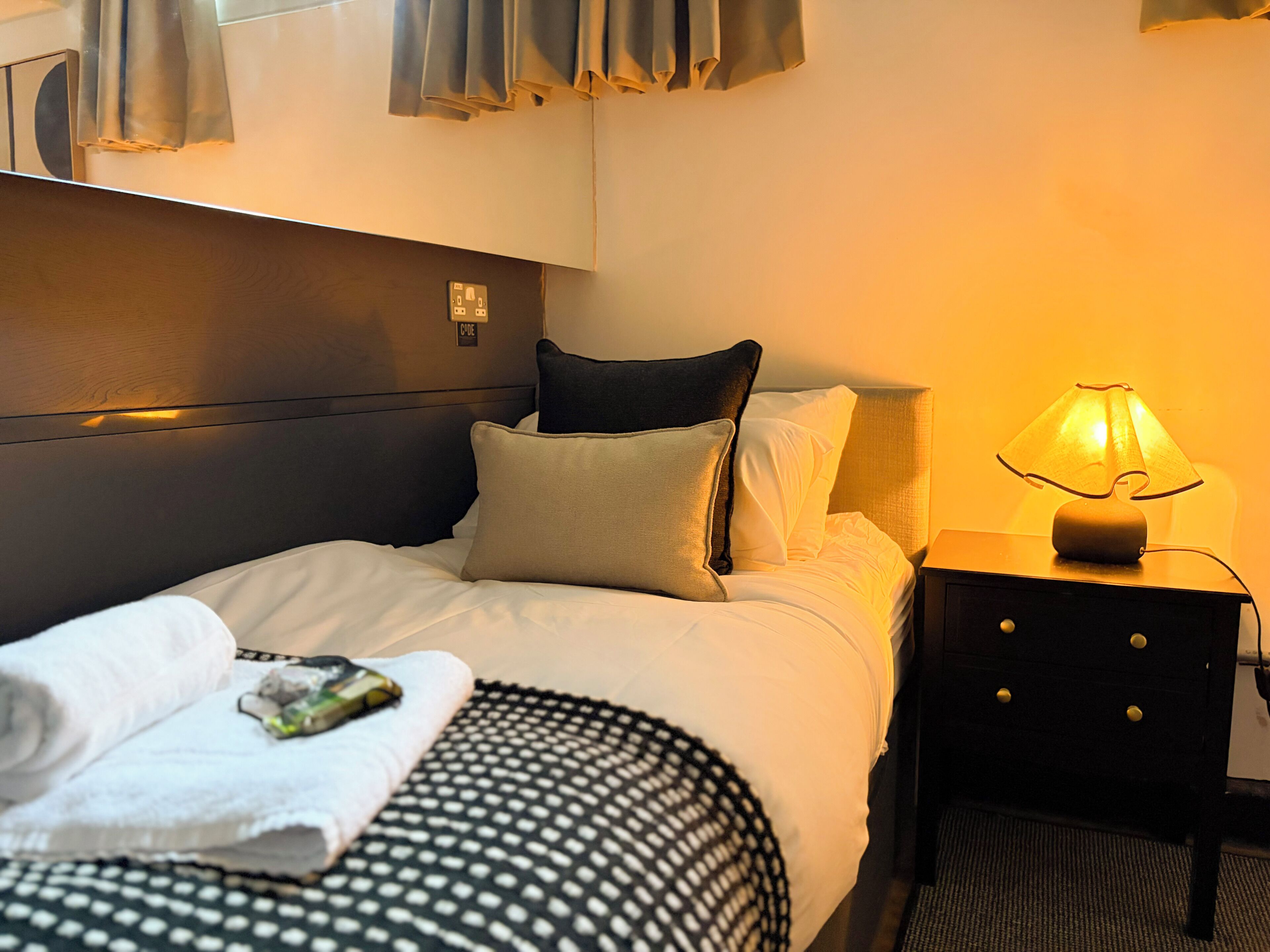 Twin Room, Ensuite | WiFi (free), bed sheets