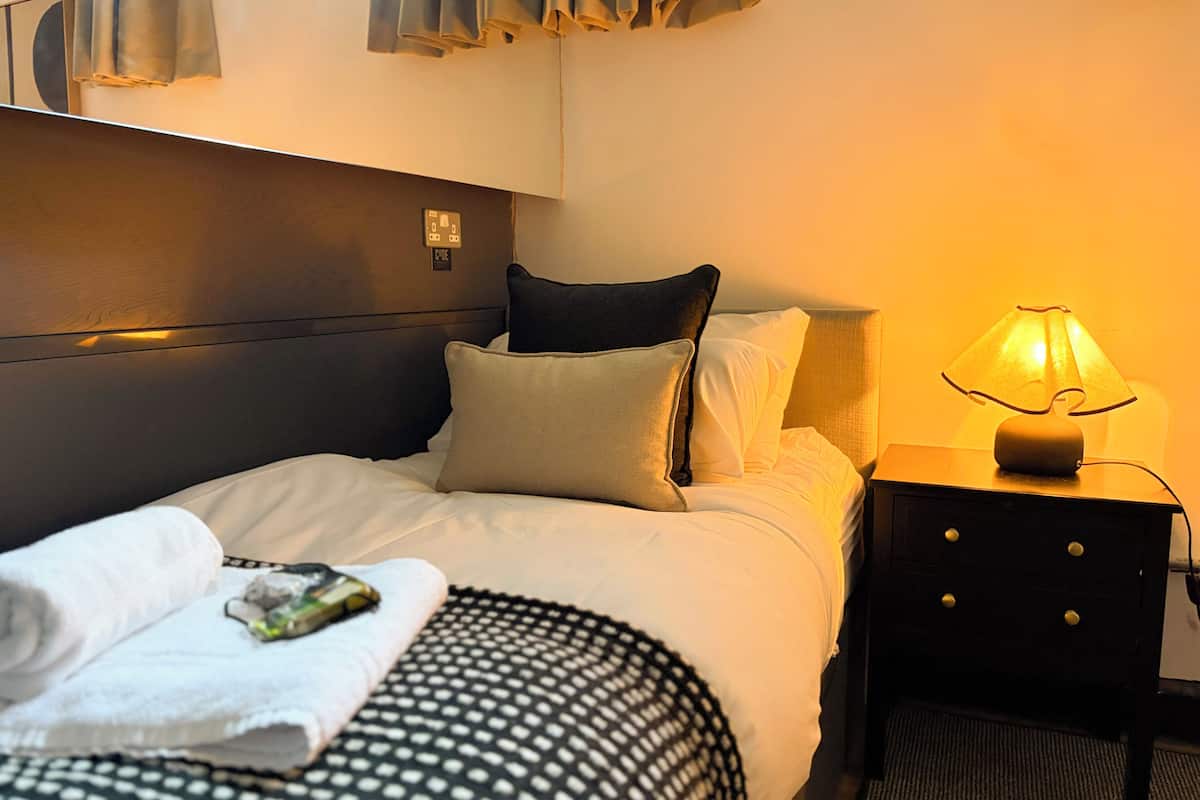 Twin Room, Ensuite | WiFi (free), bed sheets