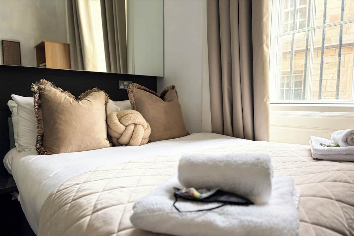 Double Room, Ensuite | WiFi (free), bed sheets