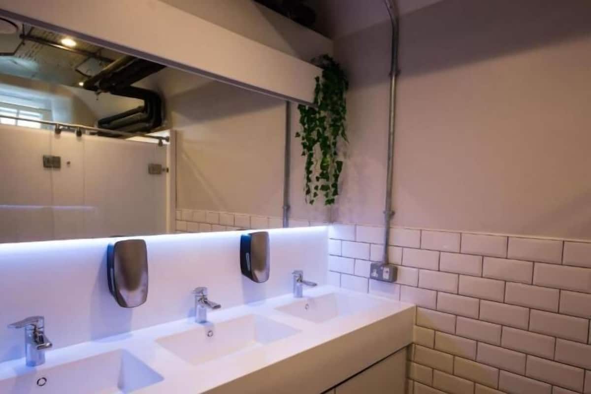 Combined shower/tub, free toiletries, hair dryer, towels