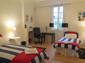 Double Room (The Blue) | Individually decorated, individually furnished, desk, iron/ironing board - La Porte Bleue (Saint-Antonin Noble Val)