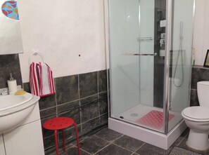 Bathroom shower - La Porte Bleue (Saint-Antonin Noble Val)