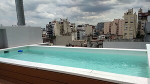 Ein Pool auf dem Dach mit Blick auf die umliegenden Gebäude.