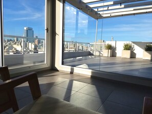 A modern apartment with a large balcony, city views, and a pergola with string lights. - Independencia 1302 6E by HB (Buenos Aires)