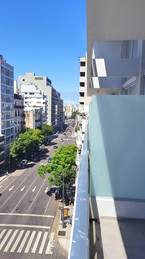 A city street with buildings, trees, and a clear sky. - Independencia 1302 6E by HB (Buenos Aires)