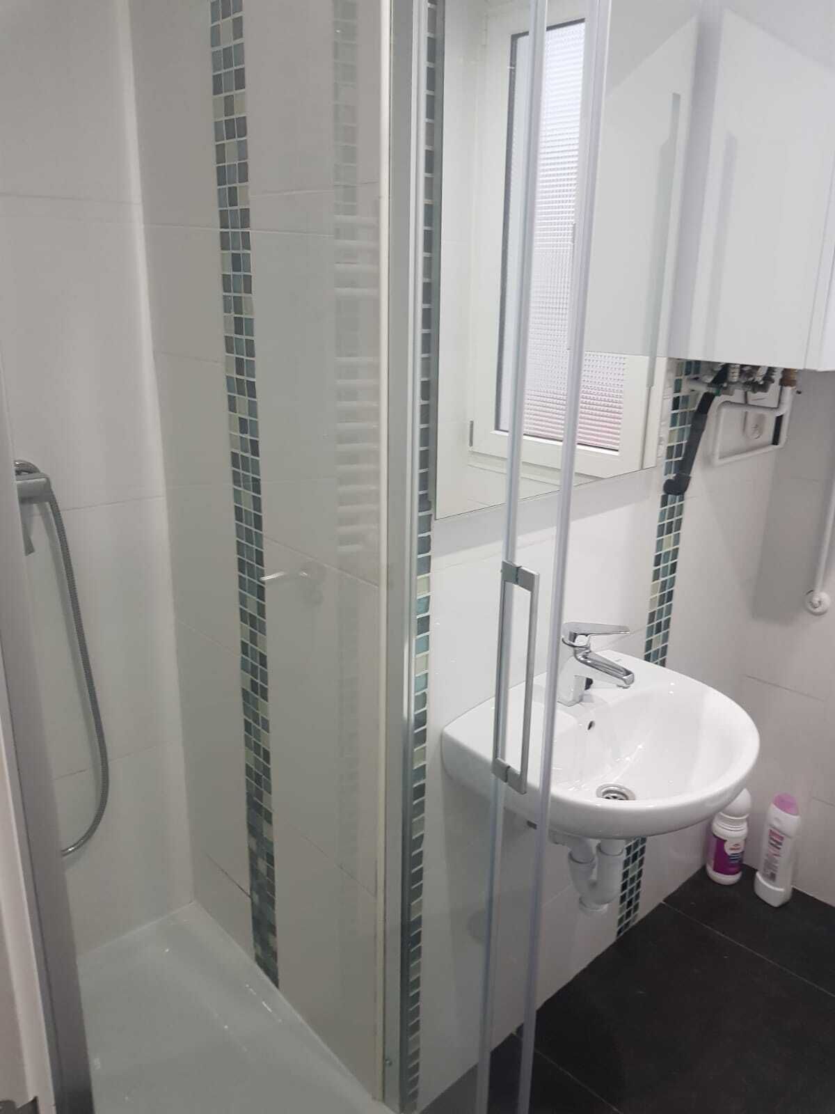 Douche, sèche-cheveux, serviettes fournies