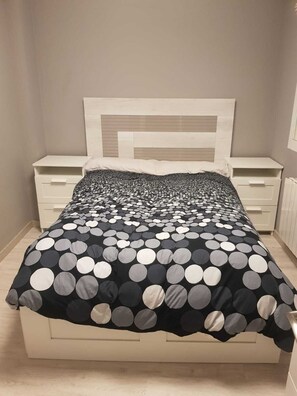 3 bedrooms, iron/ironing board, WiFi, bed sheets