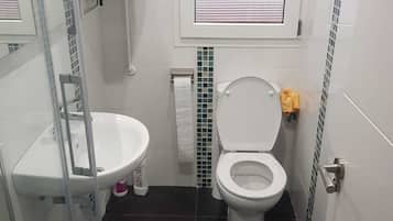 Een douche, een haardroger, handdoeken