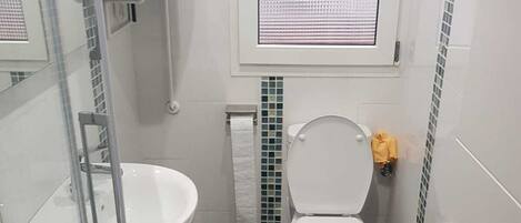 Suihku, hiustenkuivaaja, pyyhkeet