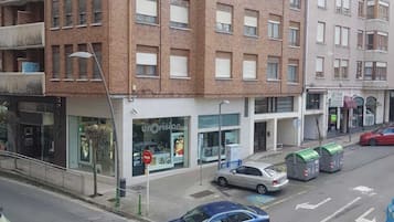 Parkeerplaatsen op het terrein