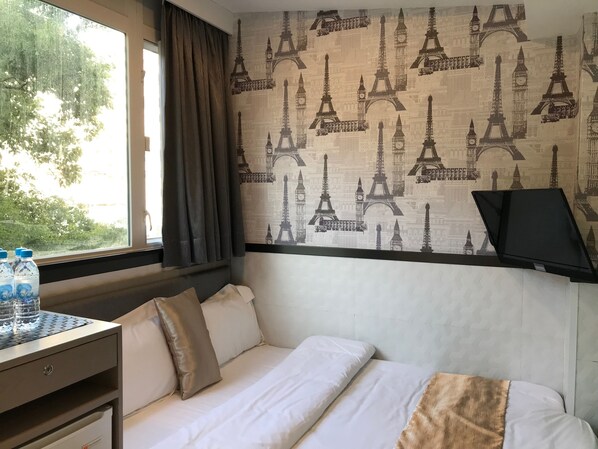 Dobbeltrom, 1 dobbeltseng | Dundyner, lydisolert, wi-fi (inkludert) og sengetøy