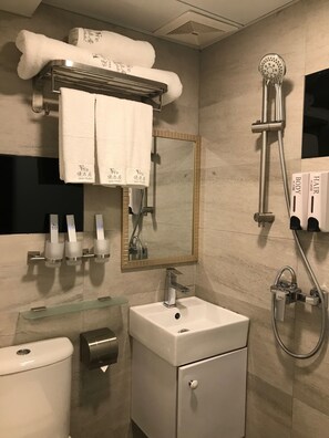 Tremannsrom, flere senger | Bad | Dusj, hårføner, tøfler og håndklær