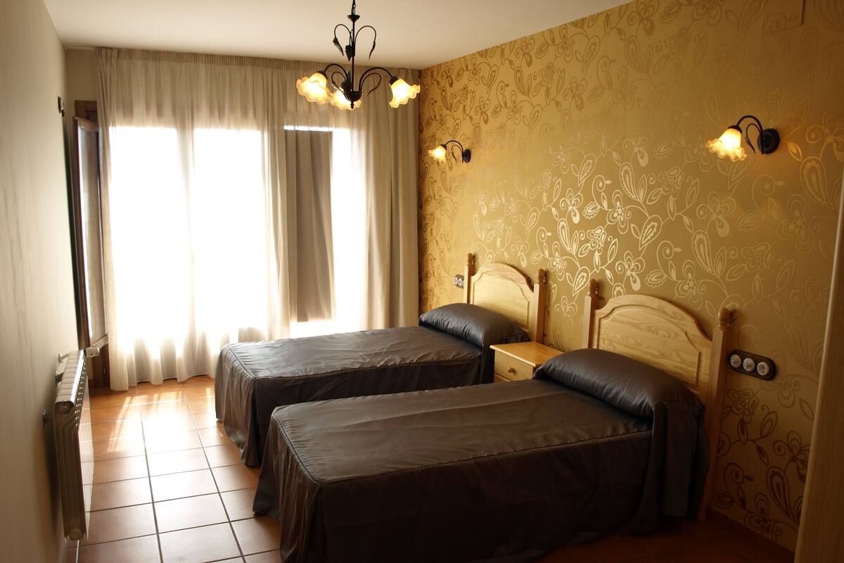 Dubbelrum eller tvåbäddsrum - 1 dubbelsäng eller enkelsängar | Ljudisolering och gratis wi-fi