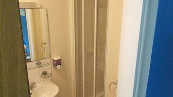 Chambre Double ou avec lits jumeaux, salle de bains commune | Salle de bain | Douche, serviettes fournies