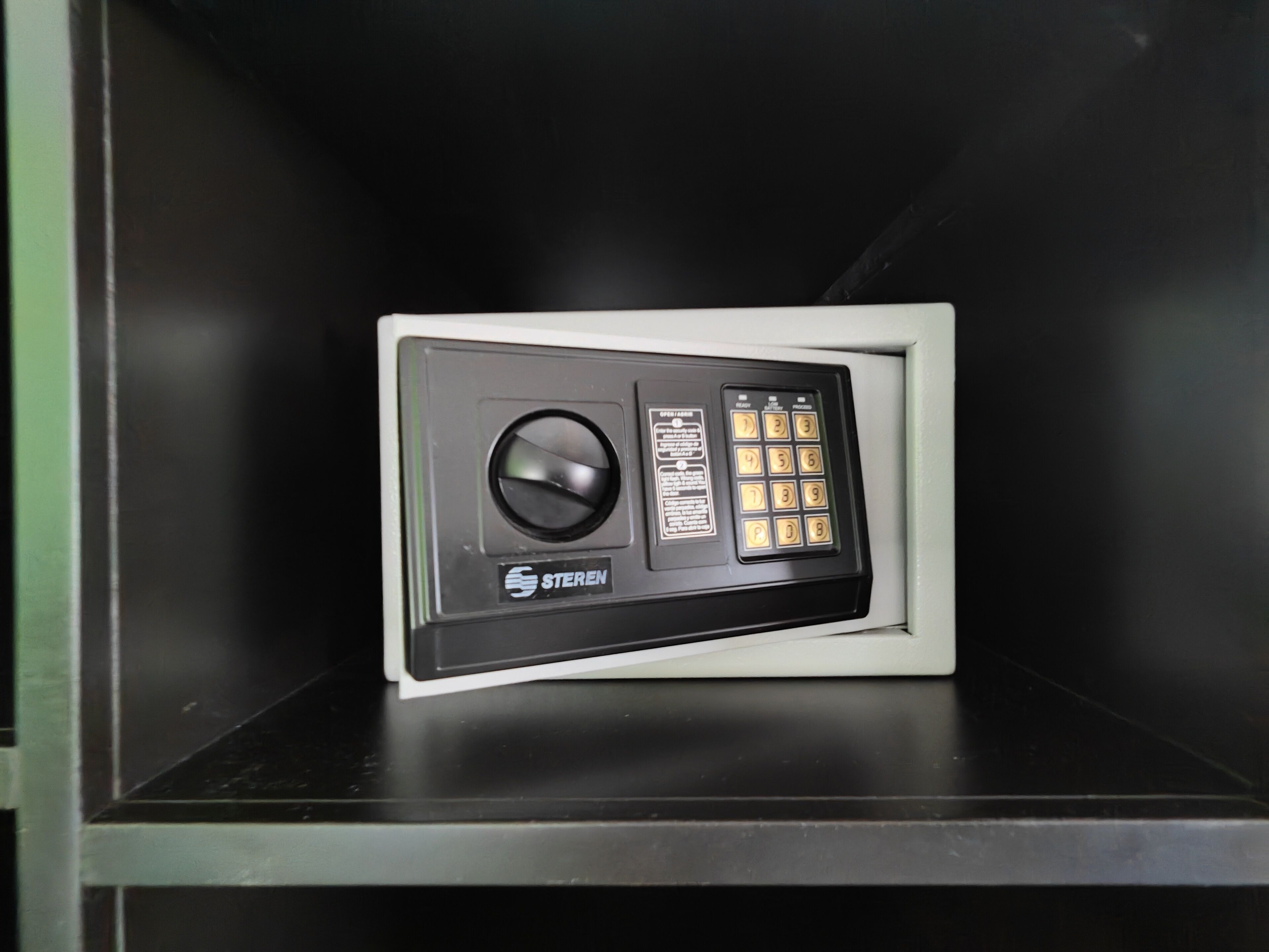 A security keypad with a dial and a numeric keypad, labeled "STEREN".