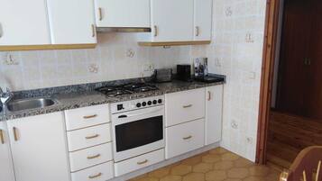 Een koelkast, een magnetron, een oven, een kookplaat