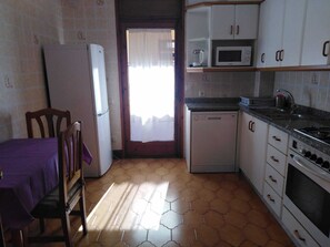 Fridge, microwave, oven, stovetop - Large and cozy apartment, in Camprodon (Camprodon)