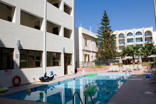 Outdoor pool - Melrose Rethymno by Mage Hotels (Rethymno)