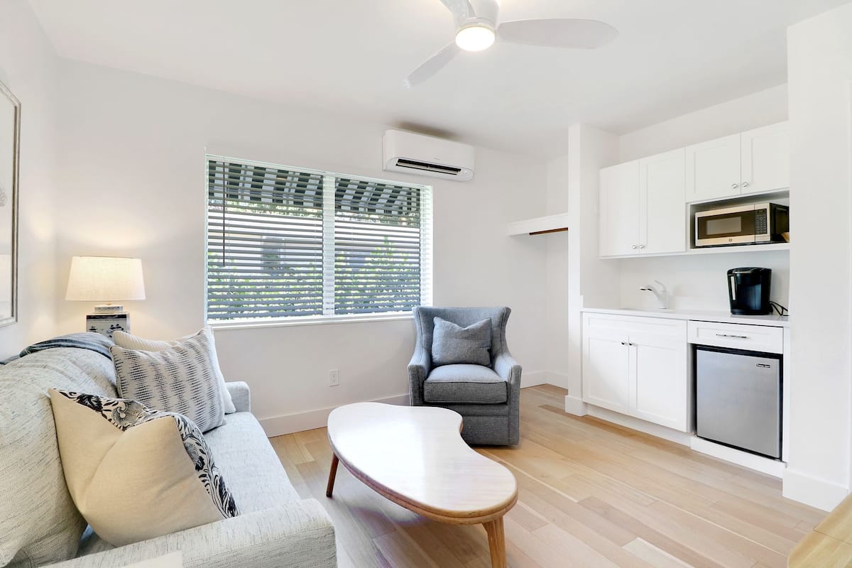 standard suite, 1 king bed | private kitchenette | fridge, microwave, coffee/tea maker, cookware/dishes/utensils