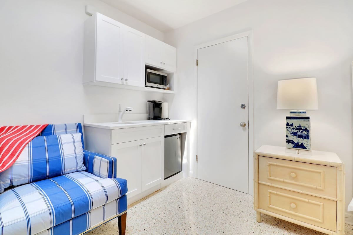 standard room, 1 queen bed | private kitchenette | fridge, microwave, coffee/tea maker, cookware/dishes/utensils