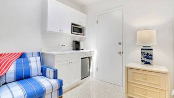 Standard Δωμάτιο, 1 Queen Κρεβάτι | Ιδιωτική μικρή κουζίνα | Ψυγείο, φούρνος μικροκυμάτων, βραστήρας για καφέ/τσάι