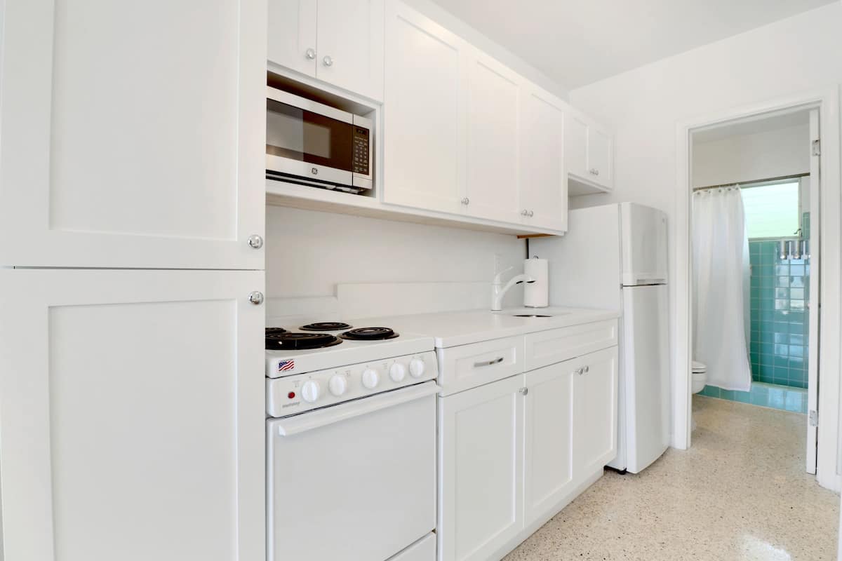 family suite, 1 queen bed with sofa bed | private kitchen | fridge, microwave, coffee/tea maker, cookware/dishes/utensils