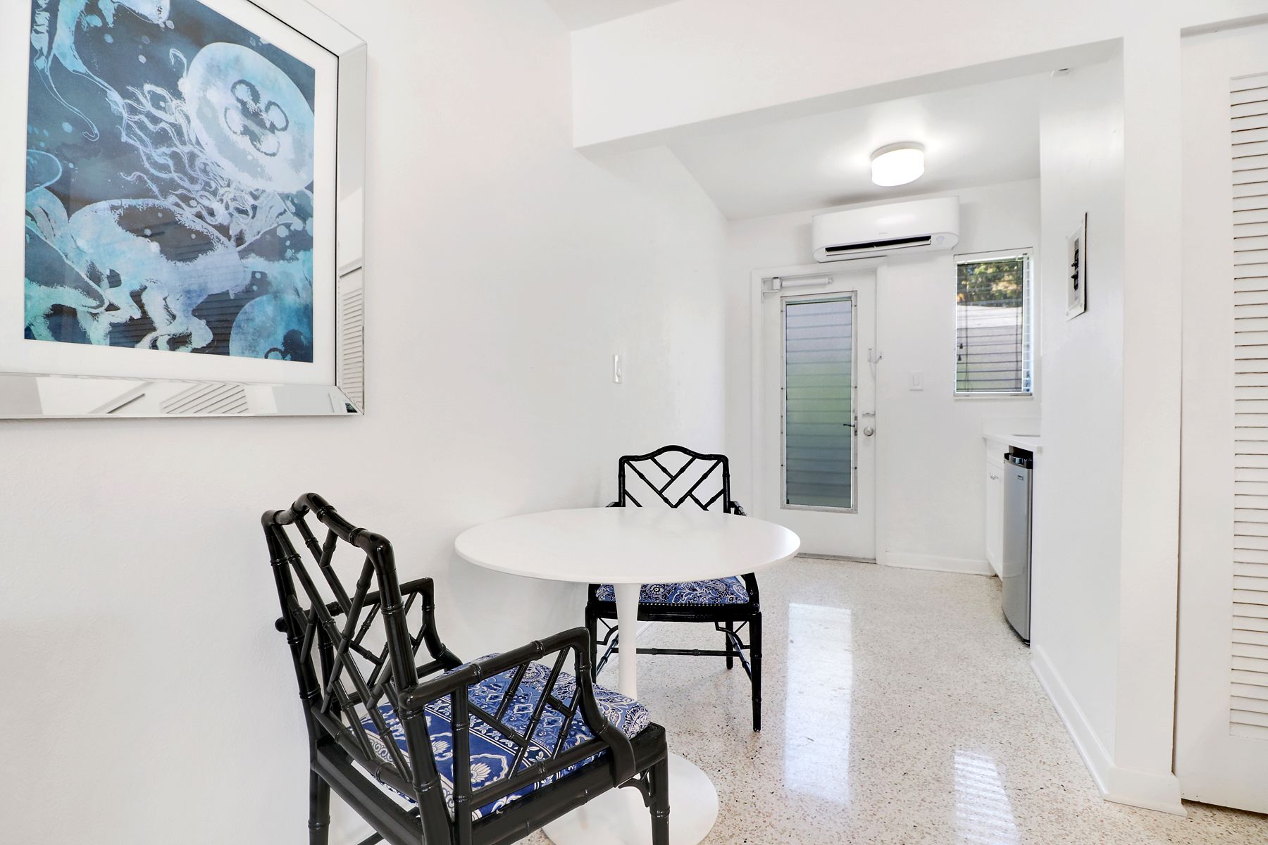 standard room, 1 king bed | private kitchenette | fridge, microwave, coffee/tea maker, cookware/dishes/utensils