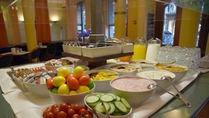 Ein Buffet mit verschiedenen Speisen, darunter Obst, Gemüse und Getränke.