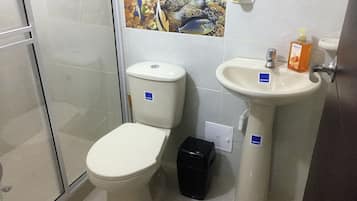 Shower, rainfall showerhead, free toiletries, towels