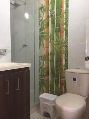 Douche, douche à « effet pluie », articles de toilette gratuits