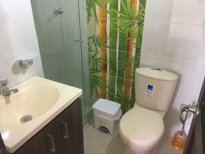 Shower, rainfall showerhead, free toiletries, towels - Casa de Sara (Santa Marta)