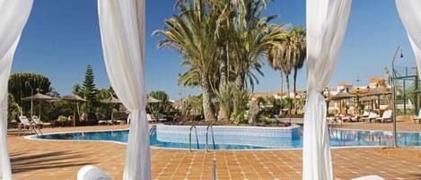 Una piscina cubierta, una piscina al aire libre