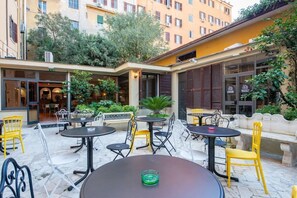 Outdoor dining - Hotel Edera (Rome)