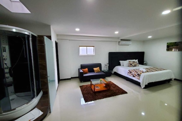 1 habitación, cubrecamas, escritorio y cortinas blackout