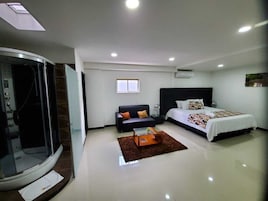 1 habitación, cubrecamas, escritorio y cortinas blackout